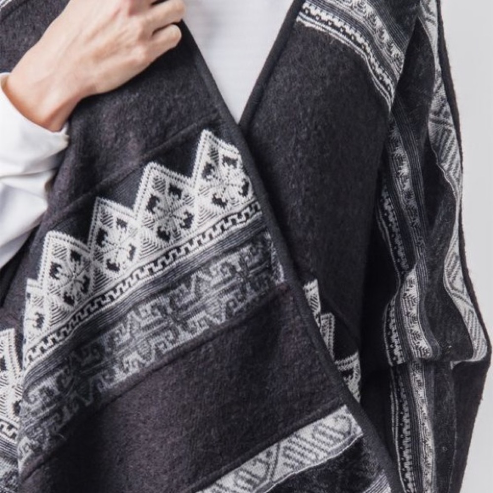 **SOLD**Elegant Colca Canyon Alpaca Ruana - Picture 3 of 3